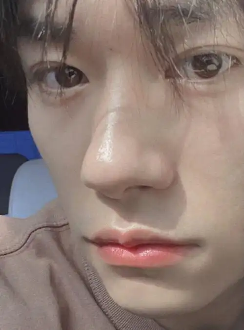 这位帅哥一定知道自己的眼睛特别好看@tfboys-易烊千玺    #易烊千玺