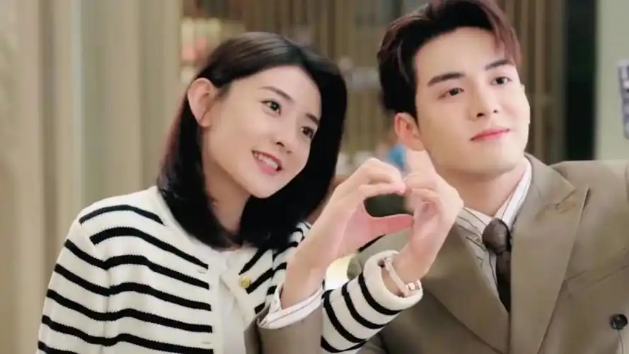 曾舜晞x梁洁上演搂腰吻,又甜又欲,猛击少女心,颜值控很满足!