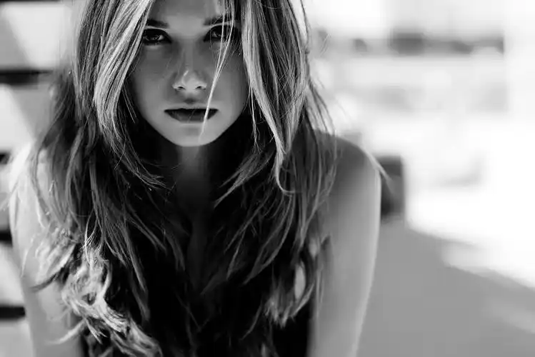 美丽时尚的女人黑白照片素材-高清图片-摄影照片-寻图免费打包下载