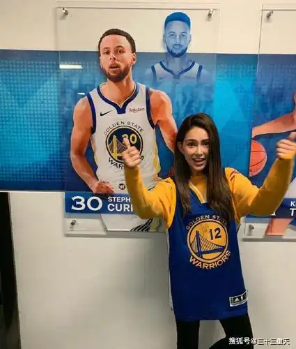 昆凌晒最新打球照片 这身打扮也太帅了_库里