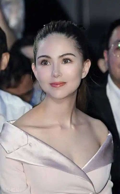 昆凌这身材,这才是尤物啊!