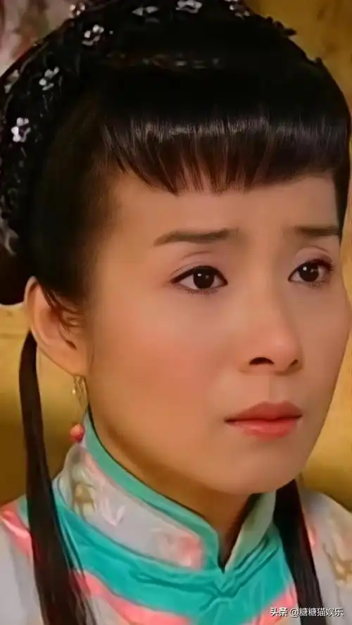 琼瑶女郎岳翎清丽脱俗气质非凡