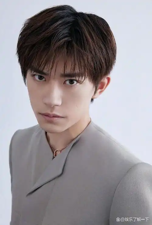 tfboys十周年水墨大片释出 少年黑白灰穿搭帅气