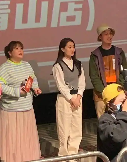 杨幂同班同学张小斐爆红,颜值身材衣品都超好,34岁状态似少女_背心