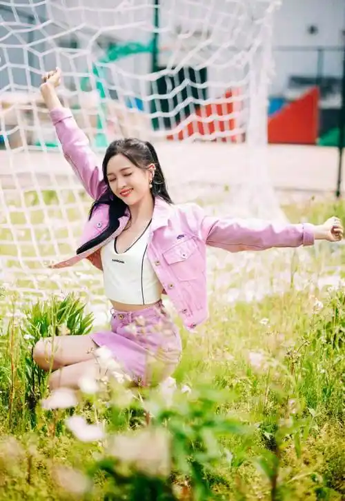 吴宣仪粉色套装户外清新写真图片