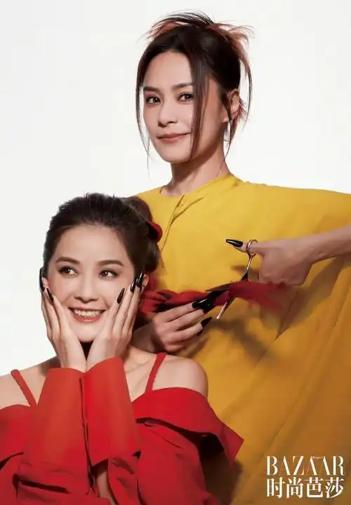 近日,twins蔡卓妍,钟欣潼登上《时尚芭莎》明星别册封面,也是专门为