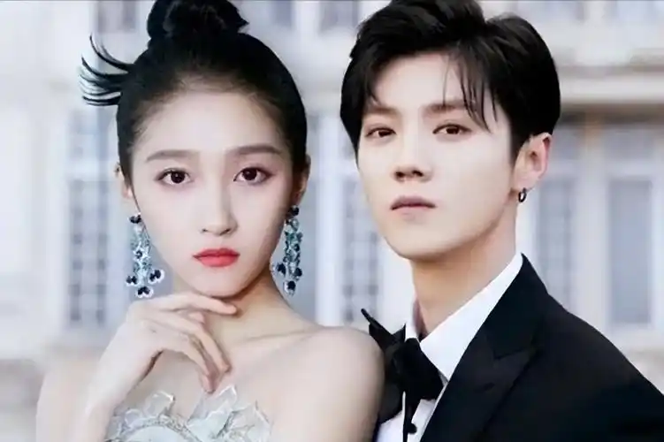 回顾关晓彤现身鹿晗演唱会被撞见后慌张戴口罩暗戳戳撒糖