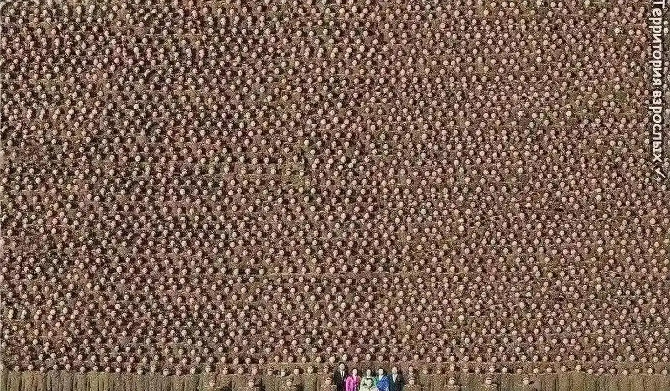 这张照片应该是全世界人数最多的合影,照片中的人看上去一个挨着一个