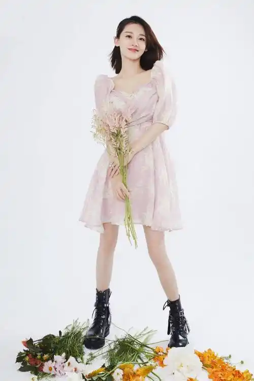 苗苗一袭天青旗袍文雅大气,举手投足皆是时尚,曲线比例让人羡慕_图纹