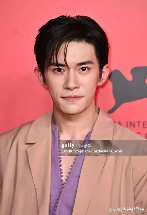 好久不见的易烊千玺变成了这样,一下子沧桑了好多,看着有30多岁的感觉