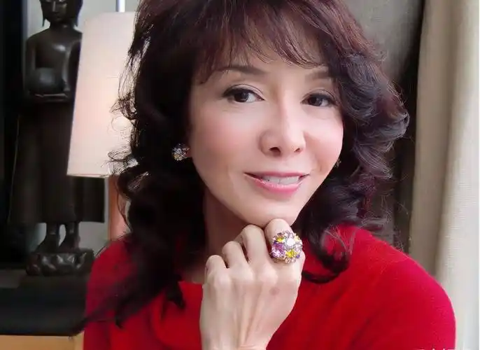 嗜钱如命,恋爱27年坚持不婚不育,63岁郑裕玲"穷"的只剩钱_吕方_感情