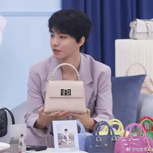 王俊凯笑的好可爱虎牙都看到了!新年还有新歌  #王俊凯说有新歌