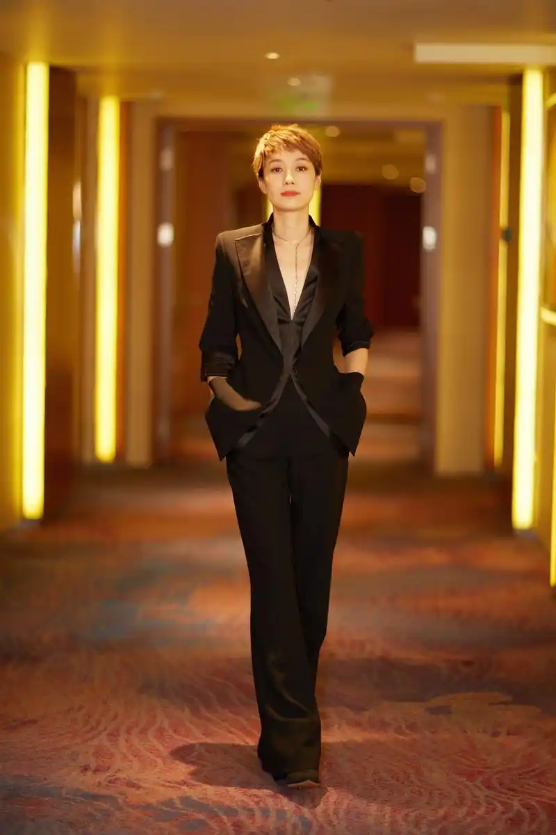 马伊琍身着黑色真空西装彰显曼妙身材,金色项链在精致锁骨上夺目吸睛