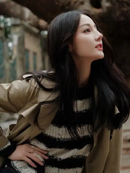 迪丽热巴捂嘴笑好甜