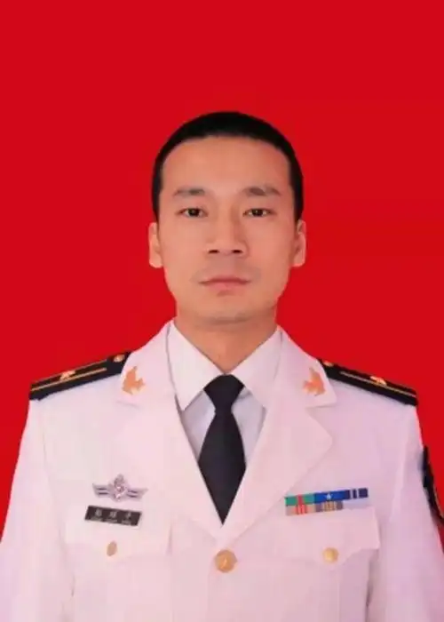 彭顺平证件照此次为立功受奖现役军人家庭送喜报活动,旨在切实提升