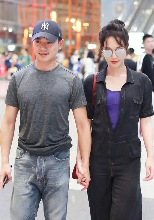 蓝盈莹和男友曹俊现身机场全程亲密十指相扣狂撒狗粮