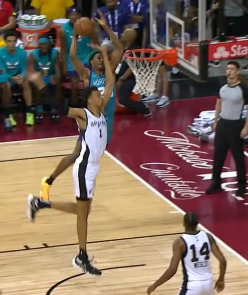 凯·琼斯隔扣文班亚马! 文班亚马被隔扣了!