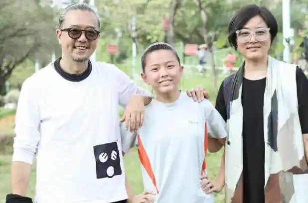 "男人婆"张延老公竟是"傅老大",一家三口同框,12岁女儿超像妈妈