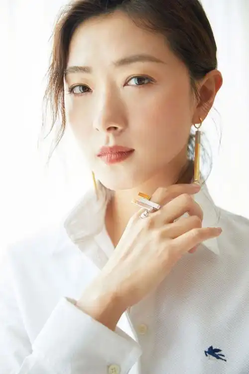 万茜白色衬衫写真美照曝光人美心善的御姐哦