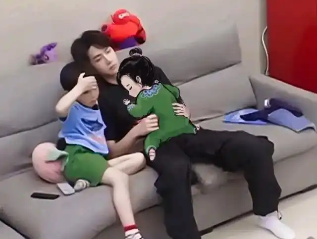 王一博生无可恋的模样太搞笑孩子带孩子真是为难酷盖了