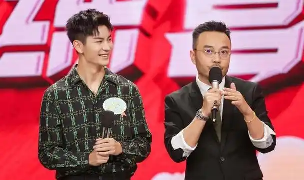 14岁的王一博给韩庚伴舞,外貌前后大变化,是否科技狠活一眼便知