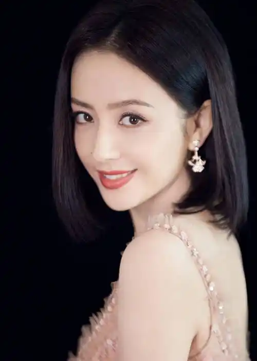 佟丽娅终于"时尚自我",露背针织裙秀出s型身材,短发红唇魅力十足!