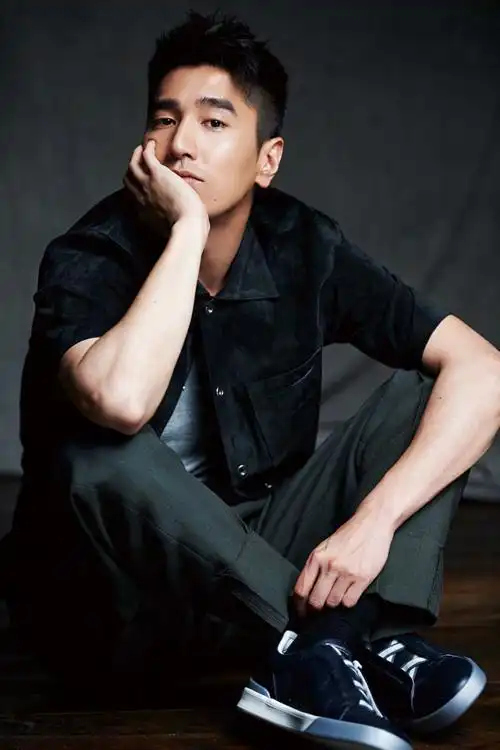 赵又廷杂志封面曝光 彰显优雅绅士风采