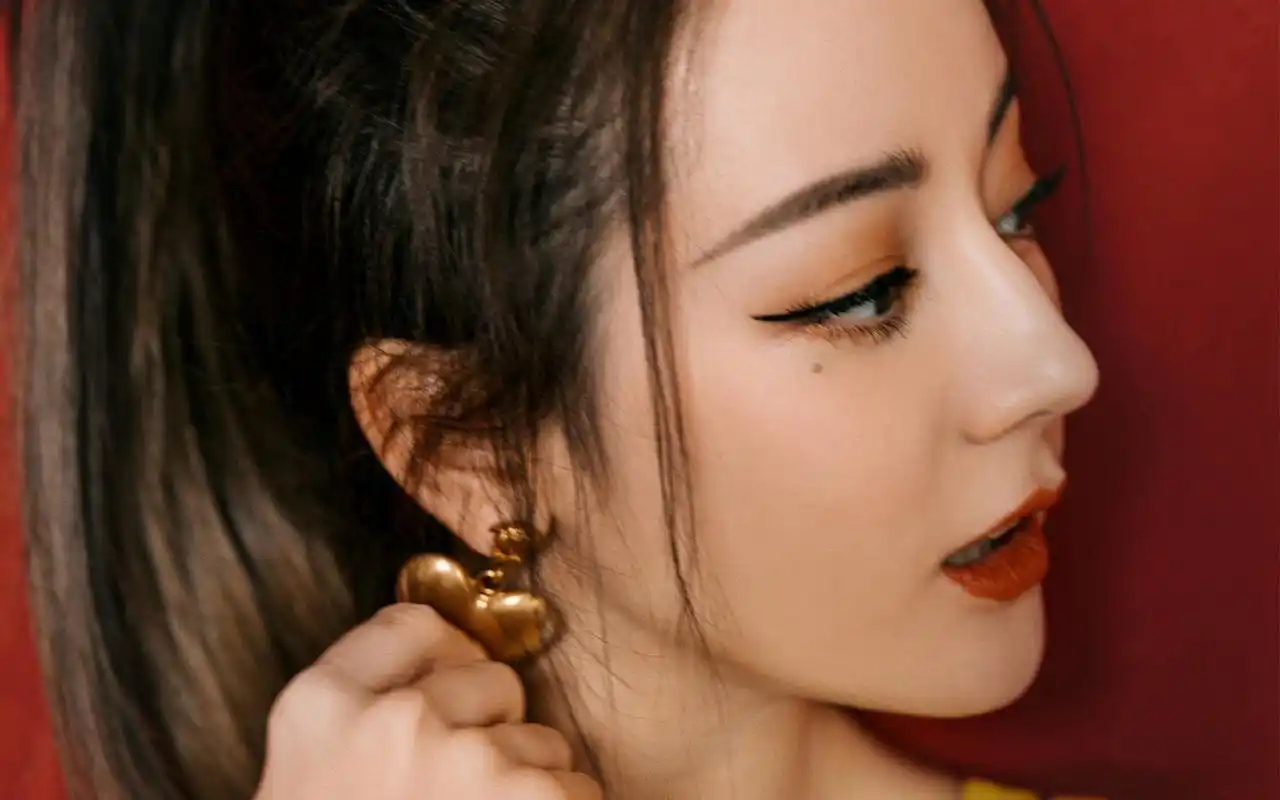 迪丽热巴呆萌俏皮写真图片壁纸高清大图预览1920x1200_大陆明星下载