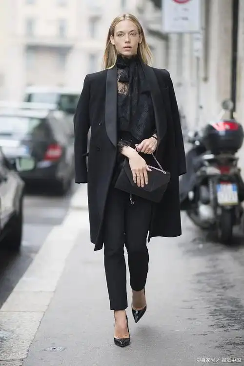 黑色西装外套搭配裤子时,有许多种搭配方式,可以根据不同的场合和个人