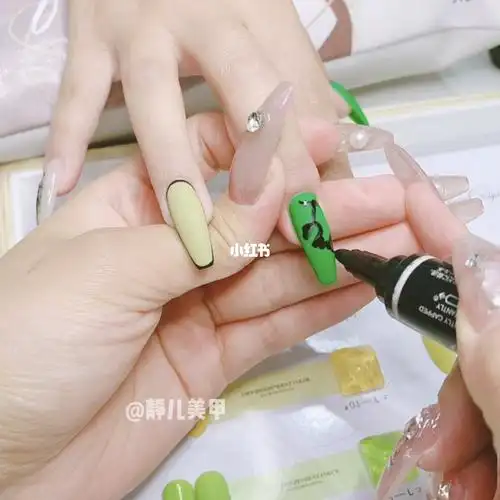 在指甲上写字_美甲_创意美甲_美妆_美甲