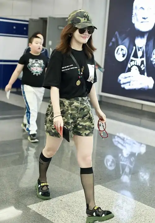 丝袜配凉鞋,已经是上个世纪的打扮了,薛佳凝究竟是想走复古路线走歪了