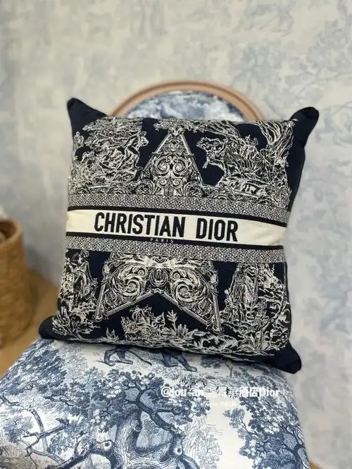 dior刺绣皮草抱枕