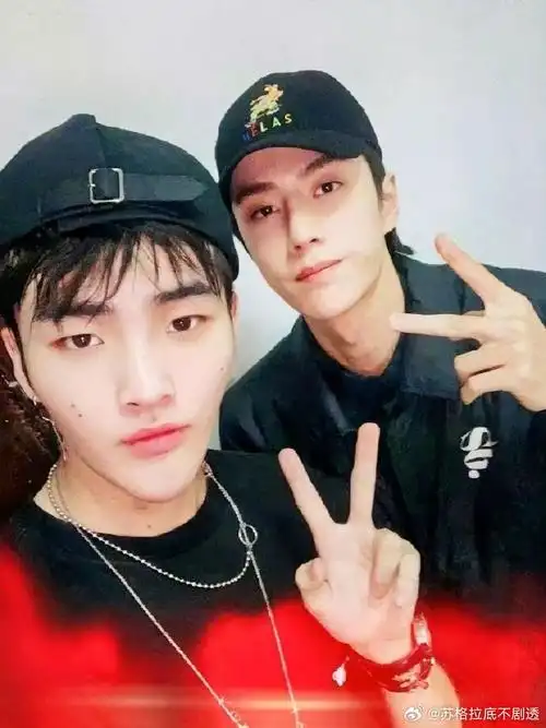 与素人合照#考古的风终继续吹向@uniq-王一博早期那些弥足珍贵的合影