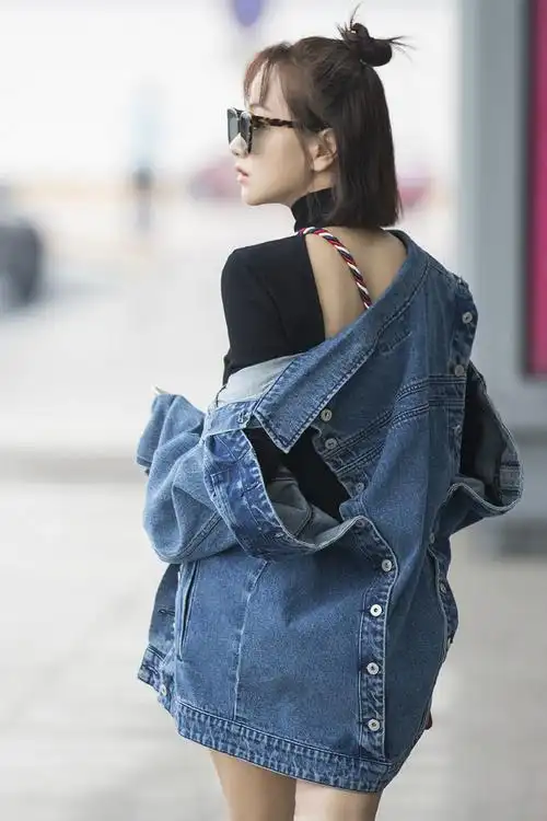 杨蓉穿露背连衣短裙现身机场,网友:越来越时尚了