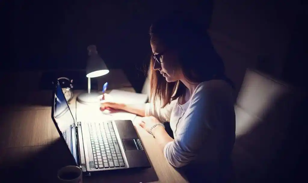 熬夜加班连轴转在这样超负荷的工作状态下一定不要忘记给眼睛做个"