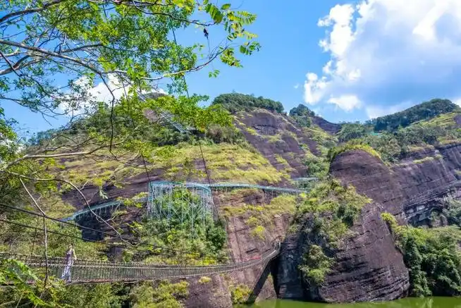 从武汉出发自驾三个小时来到位于九江修水东浒寨景区.