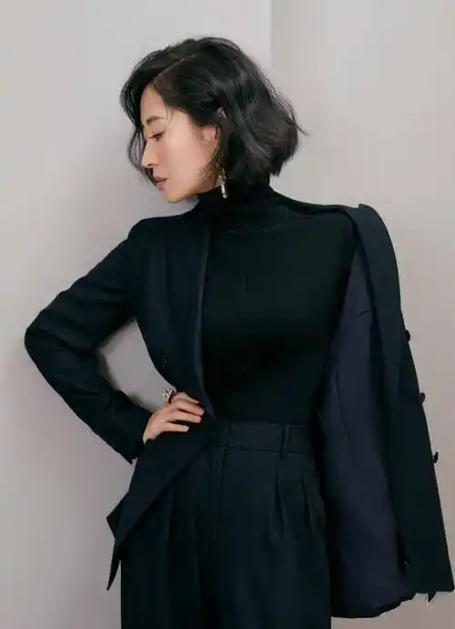 学刘敏涛这样穿,高级又有气场,谁穿谁美_西装_气质_黑色