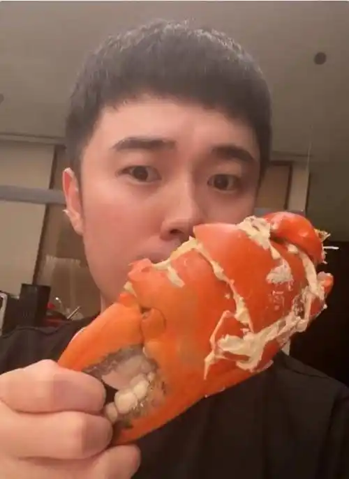 陈赫手术出院大口吃蟹脸上痘痘太抢镜半月前还脚缠绷带躺病床