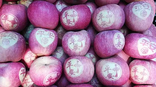 平安苹果平安苹果绿色,坚果女人,圣诞晚餐男孩,女孩,妈妈,制作,水果