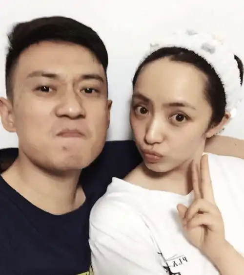 任天野,自小生活在穷苦家庭,8岁时被母亲抛弃,在父亲的打骂声中长大