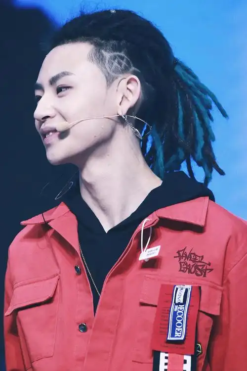 小鬼王琳凯七彩脏辫集合楼