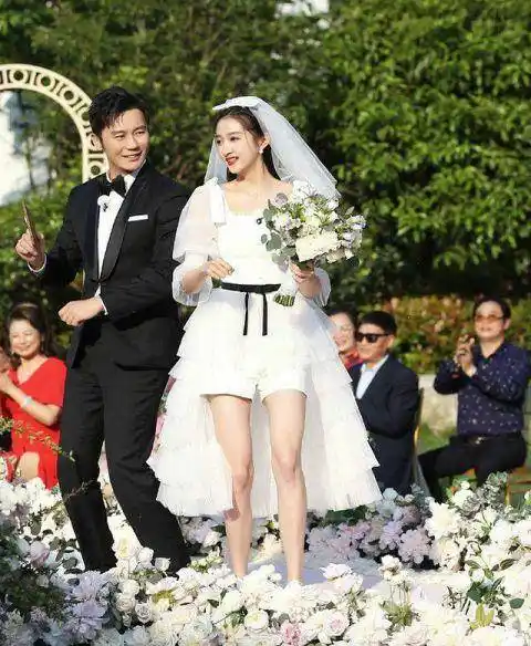 关晓彤婚纱造型曝光!大长腿超吸睛