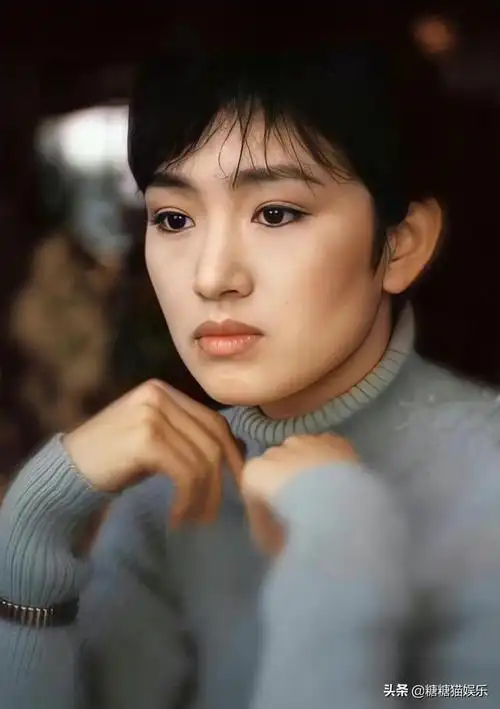 巩俐年轻时明艳动人,就这样的颜值还有人说不美_网易订阅