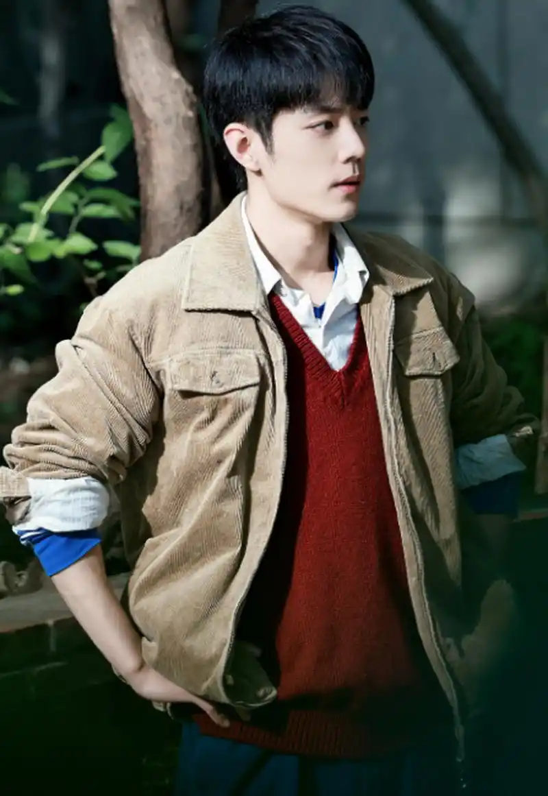 肖战饰演的肖春生,颜值逆天!  与刘能撞造型,穿丑开衫,好看.