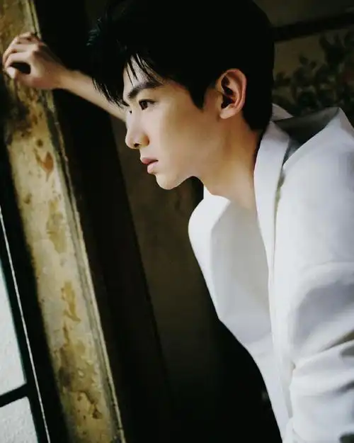 白敬亭穿白白敬亭真的好适合穿白色啊好干净清爽帅气啊