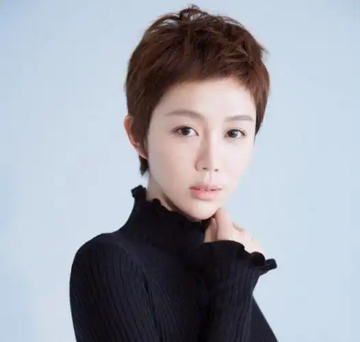 偏分梳理的超短发,将两侧的发丝梳理到耳后位置,脑后的发丝做细碎修剪