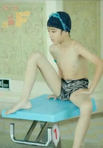 王俊凯童年游泳照曝光和现在差别超大对比细节引热议