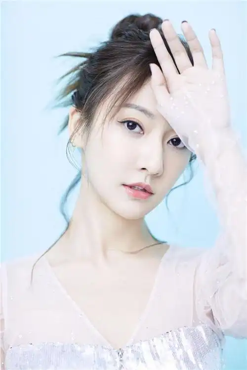 他在逆光中告白余玥戏外魅力圈粉性格好会穿衣