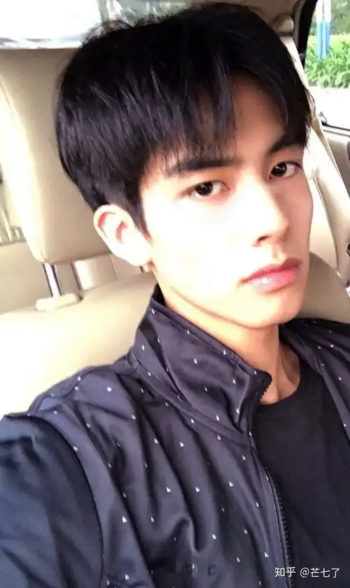 求一些宋威龙日常自然的照片鸭不要那种精修过的没有现实感的谢谢啦