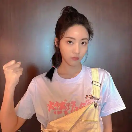 孙芮身穿香芋紫短袖,搭配米黄色背带裤,高马尾编发俏皮可爱